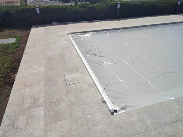 Cubierta de piscina con lona oculta