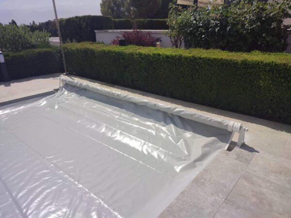 Cubierta de piscina con lona oculta