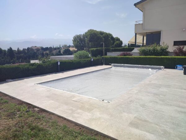 Cubierta de piscina con lona oculta