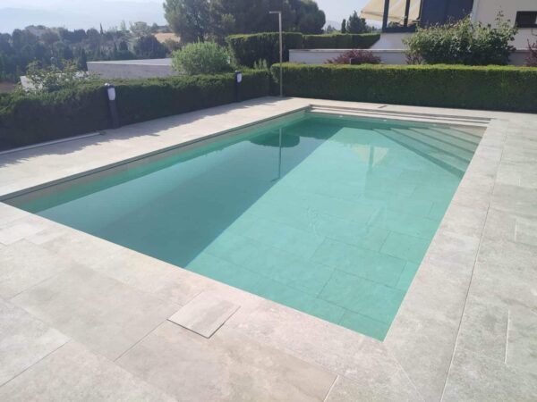 Cubierta de piscina con lona oculta